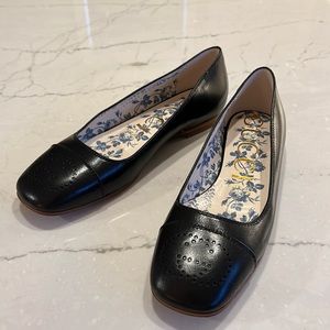 Never worn authentic Gucci ballet flats with interlocking GG on toes.